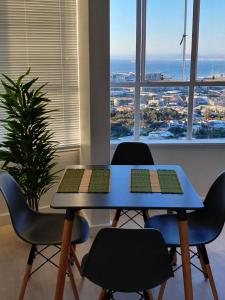 una mesa azul con dos teclados encima en Disa Park 14th Floor Apartment with City Views, en Ciudad del Cabo