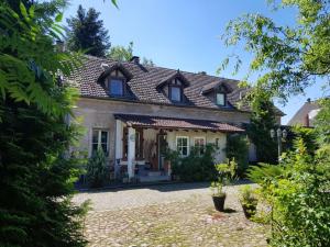 an exterior view of a house with a driveway at Ehemalige Bibliothek Apartment für 2 mit Küche Kamin Netflix Parken und Hofladen in Steinhöfel