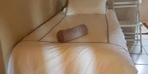 ein hölzernes Objekt auf einem Bett in der Unterkunft Traveller's Rest in Clanwilliam