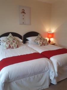 two beds sitting next to each other in a bedroom at Berry House Bed & Breakfast in Littlehampton