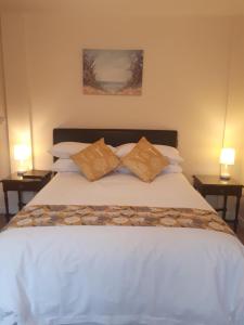 1 dormitorio con 1 cama con 2 almohadas en Berry House Bed & Breakfast, en Littlehampton