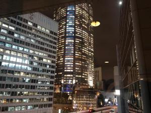 Un palazzo alto in una città di notte di Roppongi Plaza Hotel a Tokyo
