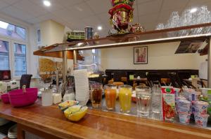 Makanan di atau berdekatan hotel