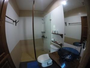 uma casa de banho com um chuveiro, um WC e um lavatório. em OP Bungalow em Chaweng