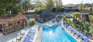 an aerial view of a pool with chairs and a building at Hotel Thermen Mineraal in Rijmenam