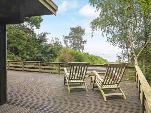 twee schommelstoelen op een houten terras bij 6 person holiday home in Rudk bing in Spodsbjerg