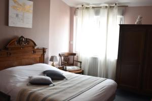 Postel nebo postele na pokoji v ubytování LOGIS Hotel Restaurant Auberge Du Cheval Blanc