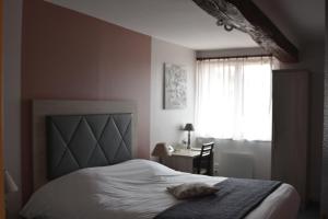 Postel nebo postele na pokoji v ubytování LOGIS Hotel Restaurant Auberge Du Cheval Blanc
