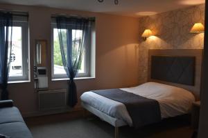 Postel nebo postele na pokoji v ubytování LOGIS Hotel Restaurant Auberge Du Cheval Blanc + 37 fotografií