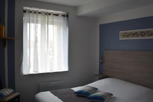 Postel nebo postele na pokoji v ubytování LOGIS Hotel Restaurant Auberge Du Cheval Blanc