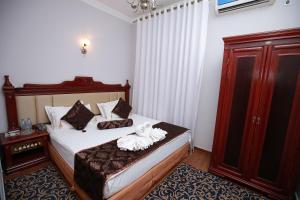 Postel nebo postele na pokoji v ubytování Khujand Deluxe Hotel