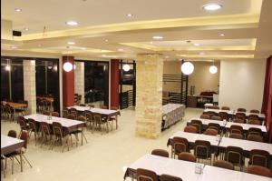 Alexander Hotel tesisinde bir restoran veya yemek mekanı