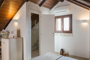 kuchnia z lodówką i oknem w obiekcie Palazzo Le Cupole by Wonderful Italy w mieście Ostuni