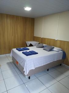 Een bed of bedden in een kamer bij Suite Cardoso