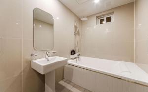 Koupelna v ubytování Hotel French Code + 32 fotografií