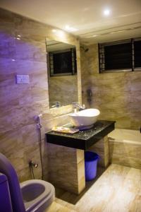y baño con lavabo, aseo y bañera. en Prime Park Hotel en Cox's Bazar