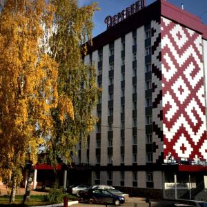 um edifício com um padrão vermelho e branco em Deryabin Hotel em Izhevsk