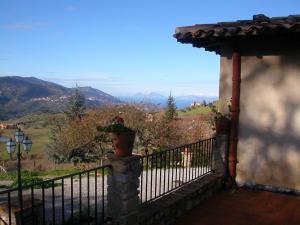 San Piero Patti的住宿－Agriturismo Il Daino，阳台设有围栏和花瓶