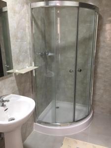 een badkamer met een douche en een wastafel bij Sunrise Apartment in Valletta