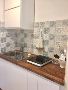 a kitchen counter with a sink and a cutting board at Joli et agréable studio in Bordeaux