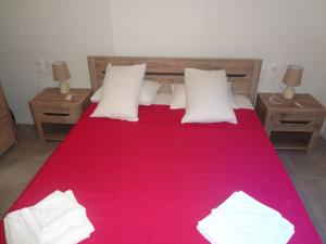 A bed or beds in a room at Kate-Mari House