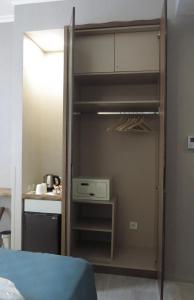 Schlafzimmer mit einem Schrank, einem Bett und einem Schreibtisch in der Unterkunft GALATAHAN Hotel Istanbul Karakoy in Istanbul