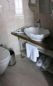 A bathroom at GALATAHAN Hotel Istanbul Karakoy Még 37 kép