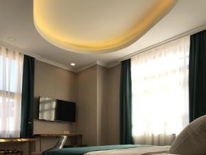 A television and/or entertainment centre at GALATAHAN Hotel Istanbul Karakoy