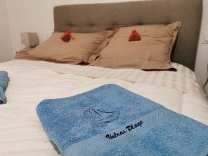 un letto con coperta blu e cuscini sopra di villa boileau a Sérignan Altre 10 foto