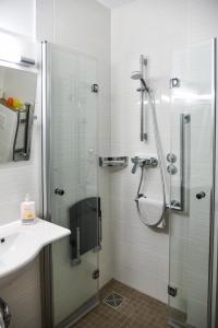 a bathroom with a shower and a sink at Hotel garni Siebenstern in Bischofsgrün