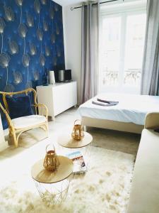 1 dormitorio con 1 cama, 2 mesas y 1 sofá en 2 Emplacement Parfait ! 150m de la mer et de la rue Piétonne, en Dieppe