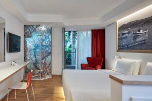 Televízia a/alebo spoločenská miestnosť v ubytovaní Olive Green Hotel