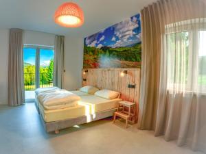 ベトリナにあるPod Wielką Zalesioną Górąのベッドルーム1室(ベッド1台付)が備わります。壁には絵画が飾られています。