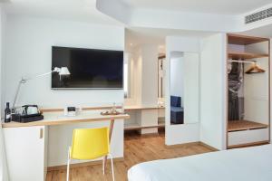 TV a/nebo společenská místnost v ubytování Olive Green Hotel