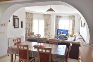 ein Wohnzimmer mit einem Tisch und einem Sofa in der Unterkunft B&B Cote D'azur in Hammamet