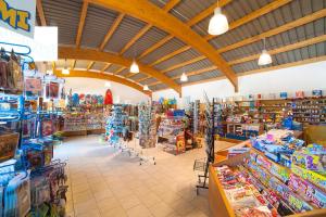 un couloir de stockage avec beaucoup d'objets exposés dans l'établissement Happy Camp Mobile Homes in Camping Village Rosapineta, à Rosolina Mare