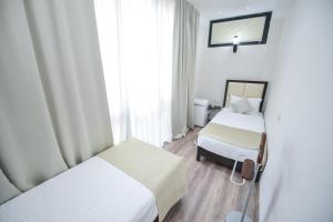 Postel nebo postele na pokoji v ubytování Tbilisi Inn