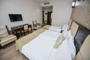 Postel nebo postele na pokoji v ubytování Tbilisi Inn