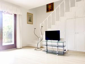 Televízia a/alebo spoločenská miestnosť v ubytovaní Flair Apartmanház