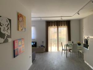 una cucina e una sala da pranzo con tavolo e sedie di St Julians Apartment 2 a San Giuliano