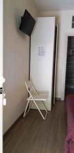 皮內托的住宿－Dépendance Lisa，白色的椅子,位于白色的墙壁上
