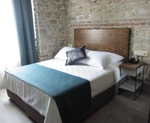 A bed or beds in a room at GALATAHAN Hotel Istanbul Karakoy