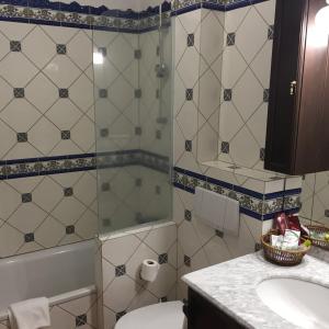 een badkamer met een toilet, een wastafel en een bad bij Hotel Rural Victoria in La Orotava