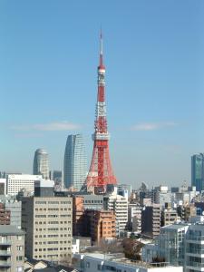 uma vista da torre Eiffel numa cidade em Olympic Inn Azabu em Tóquio