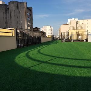 un campo verde de hierba en el techo de un edificio en Tapera Hostel, en São Paulo