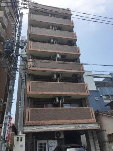 d'un grand bâtiment avec des balcons sur le côté. dans l'établissement ピオーレ大手門501, à Susakiuramachi