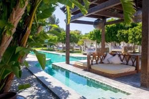 A piscina localizada em Agroturismo Atzaró ou nos arredores