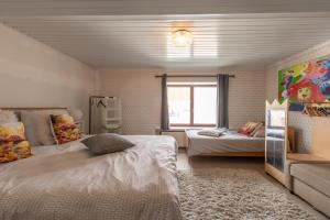 una camera da letto con due letti e una finestra di De Bosrand a Ichtegem