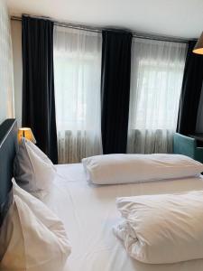 Ein Bett oder Betten in einem Zimmer der Unterkunft Akropolis Hotel