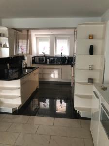 Küche/Küchenzeile in der Unterkunft Ferienwohnung Amperblick Fürstenfeldbruck
